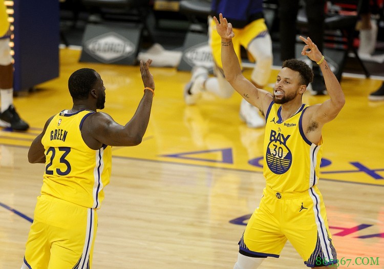 格林赞库里防守:他让球队防守无漏洞 现在也不会在防无球时睡着