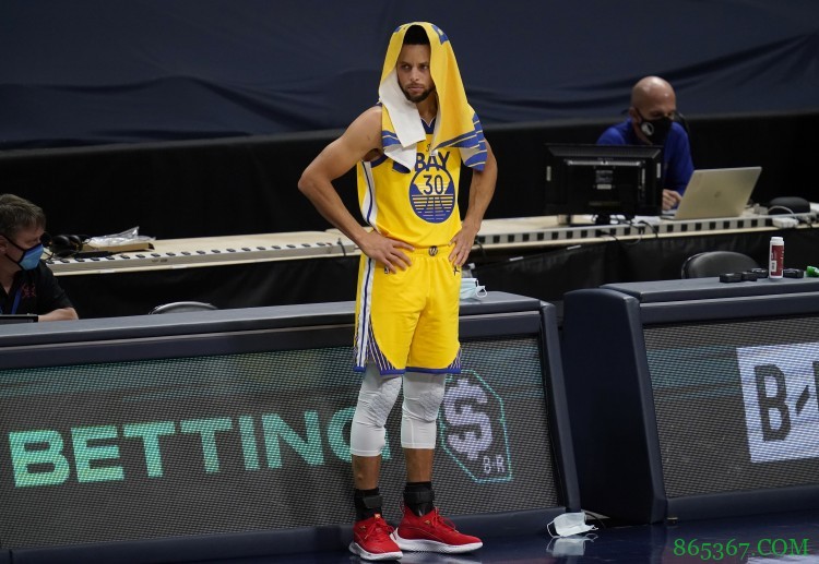 去年10月至今库里是推特上被称赞最多球员 也是被攻击最多的