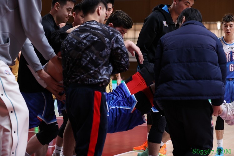 周琦受伤&现场未出动担架 睢冉发声:职业联赛 业余到令人发指