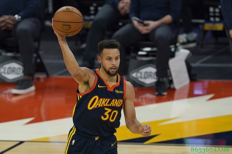 库里57分打破美航中心单场得分纪录 此前为诺维茨基的53分