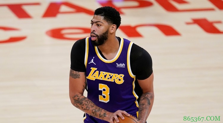 跟队记者：作为预防措施 戴维斯很可能缺席明日比赛