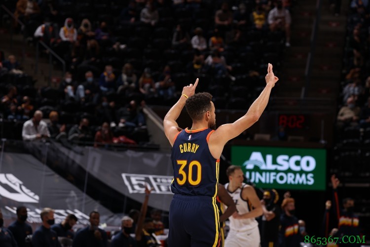 揭秘|库里三分纪录的秘密武器：逐帧分析库里的无球跑动