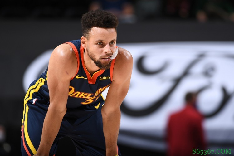 揭秘|库里三分纪录的秘密武器：逐帧分析库里的无球跑动