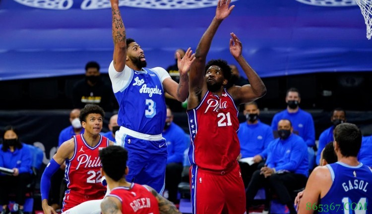 省着用了！浓眉本赛季12%的时间出任中锋 生涯平均为51%