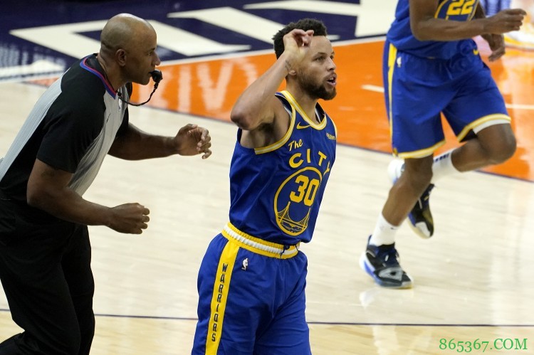 记者建议科尔：让库里在别的时间段多休息 然后第四节多打一会儿