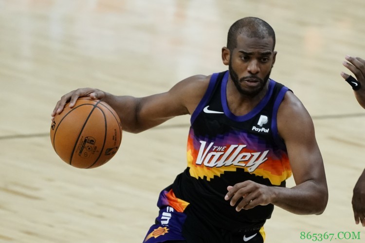 保罗:我会和其他队友一起看关键时刻的比赛录像 布克一直很优秀