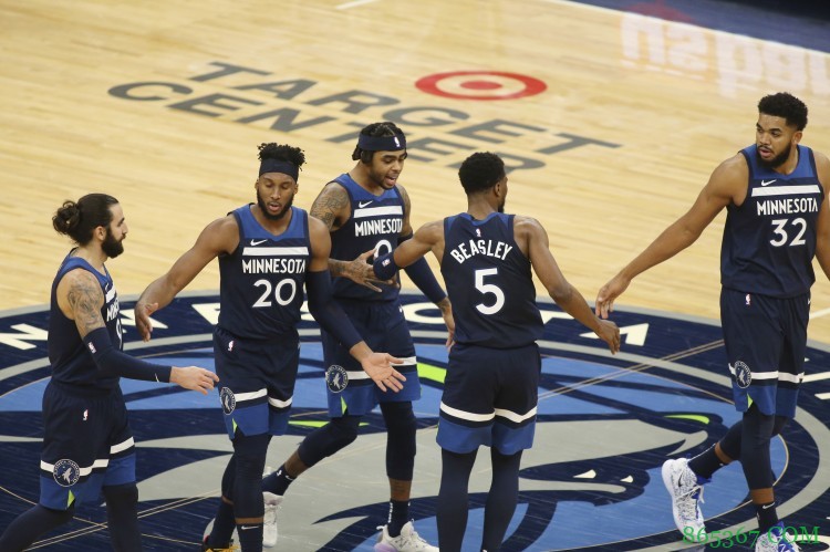 比斯利调侃唐斯：恭喜你打破了队史纪录 但是很快又要被我打破了