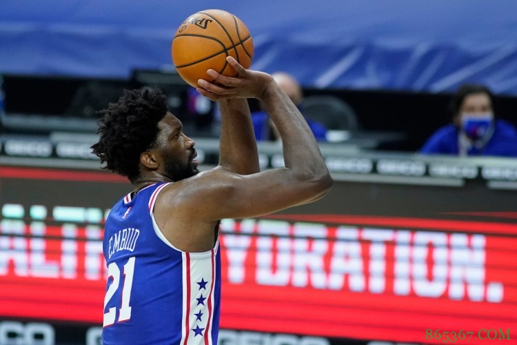 恩比德连续12场得分25+ 队史第三人