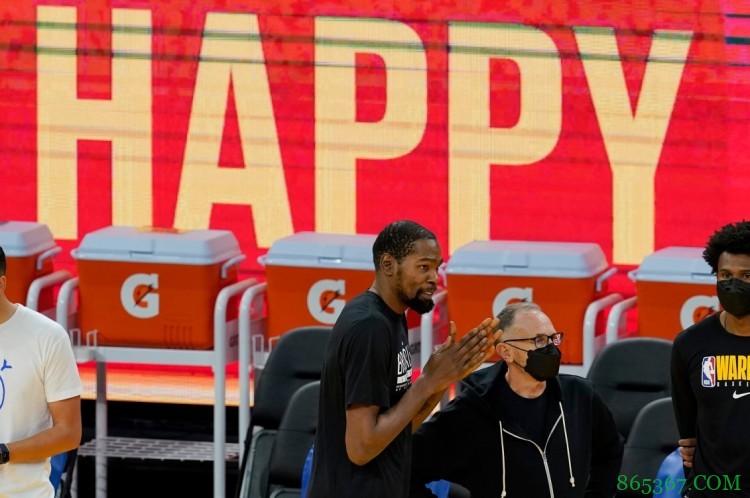 乔-哈里斯谈KD:虽然不能上场 但他仍在为球队出谋划策