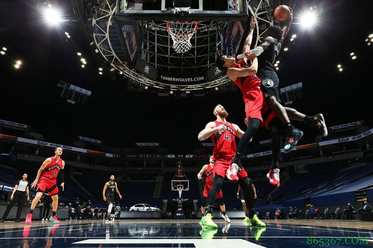 凶残骑扣渡边!爱德华兹:不在乎那个扣篮 更希望我们能赢球