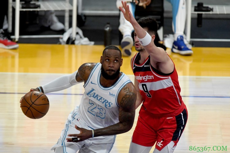 湖人奇才裁判报告：三次漏判 詹姆斯两次走步未吹 一次被犯规未吹