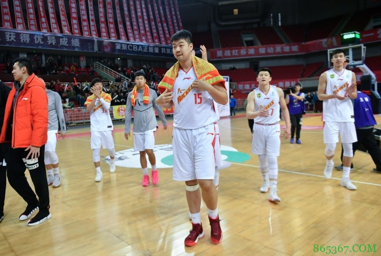 余晨晒前八一球员合影：祝贺兄弟们加盟新球队 我们下赛季相遇