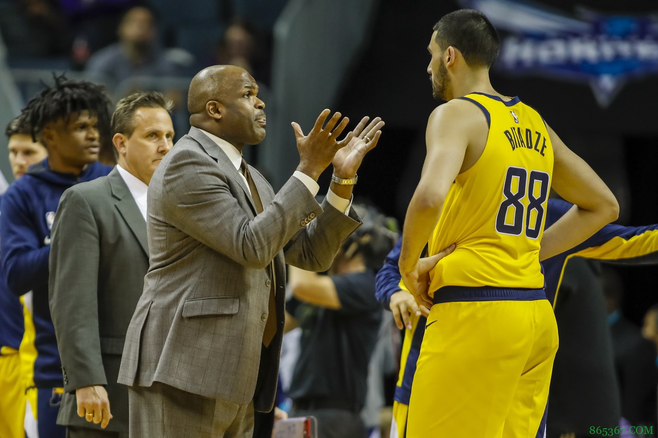 尊重与爱!步行者赛后全队拥抱前主教练麦克米兰