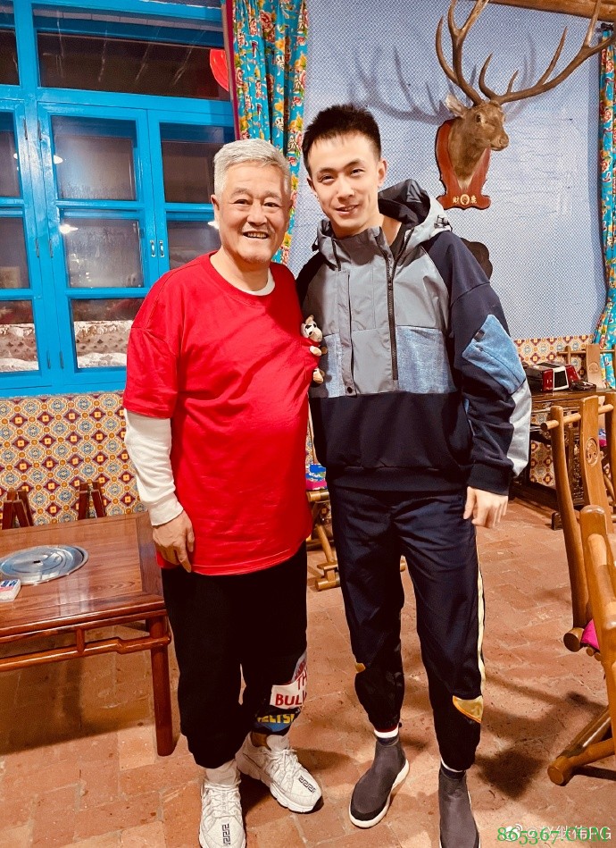 赵继伟晒和赵本山合影：每次见到您 就是开心