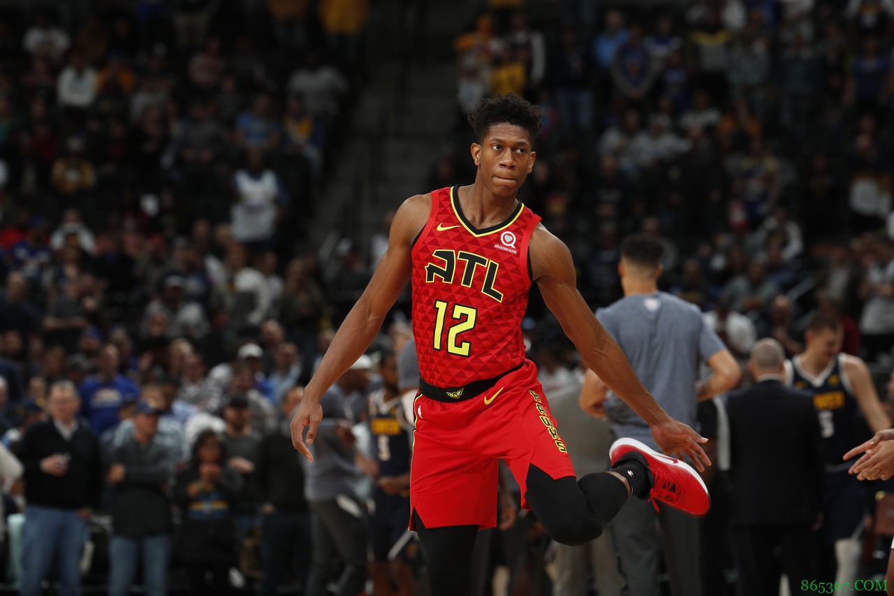 老鹰球员德安德烈-亨特因膝伤可能缺阵7-10周