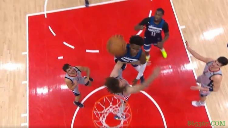 初生牛犊不怕虎！爱德华兹在连续攻防回合中先隔扣小洛再钉板威少