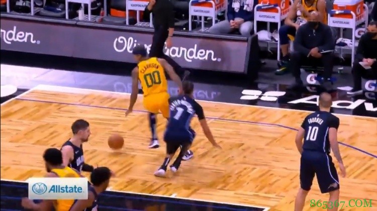 潇洒!克拉克森转身晃倒迈卡威打进上篮 吐舌搞怪