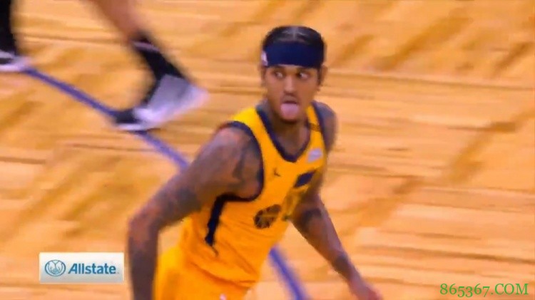 潇洒!克拉克森转身晃倒迈卡威打进上篮 吐舌搞怪