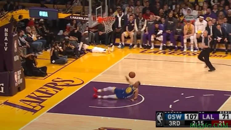 一生之敌？库里过去7场在斯台普斯对湖人 三分70投只有14中