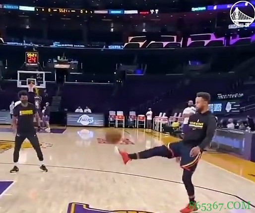 ?足球小将！库里赛前热身秀颠球 接巴博萨头球张手三分命中