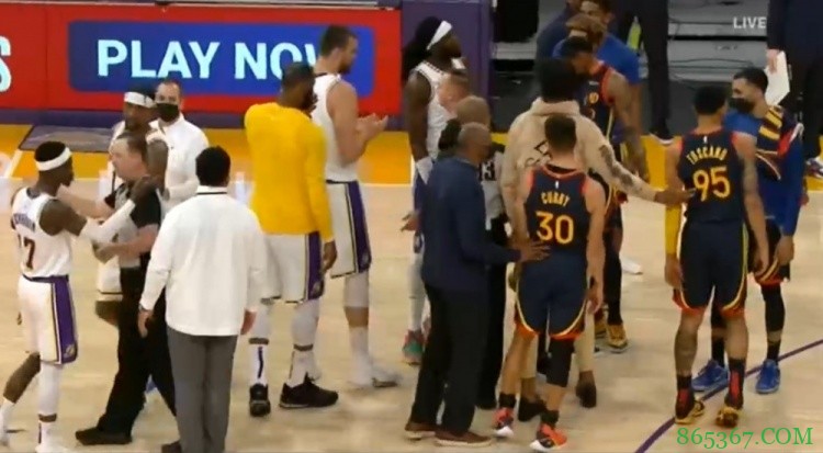 库里造三分犯规打到施罗德面部 双方球员聚集后交流一番