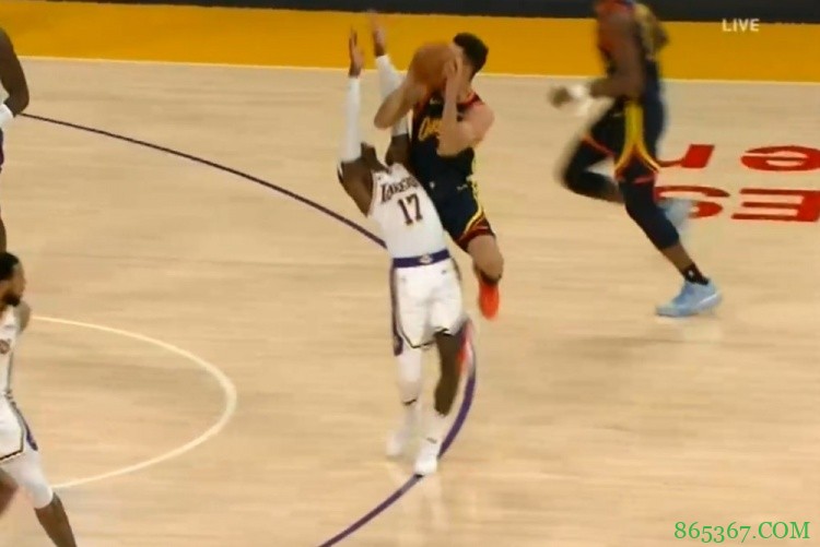 库里造三分犯规打到施罗德面部 双方球员聚集后交流一番