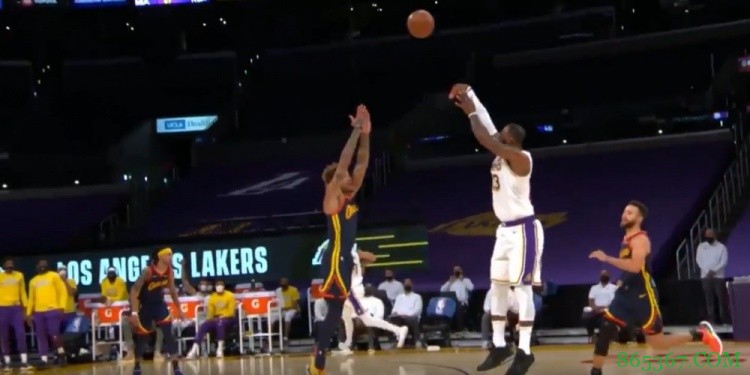 剧本反了?库里空门不进 詹姆斯百步穿杨压哨命中