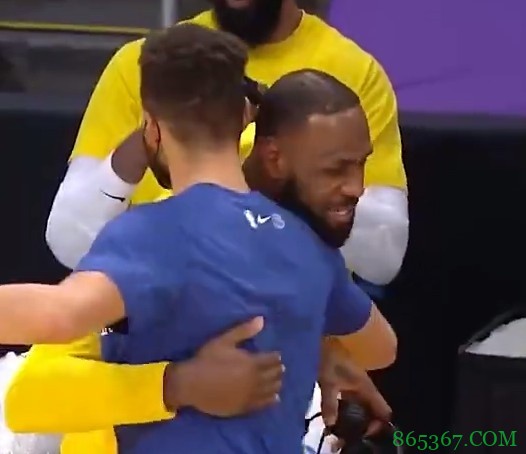 床友情！詹姆斯中断赛后采访和库里拥抱寒暄示意