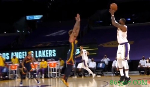 勇士VS湖人述评:十分难受!夹击库里给空位 这都能吃饺子?