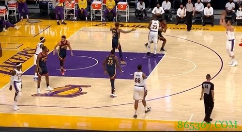 勇士VS湖人述评:十分难受!夹击库里给空位 这都能吃饺子?