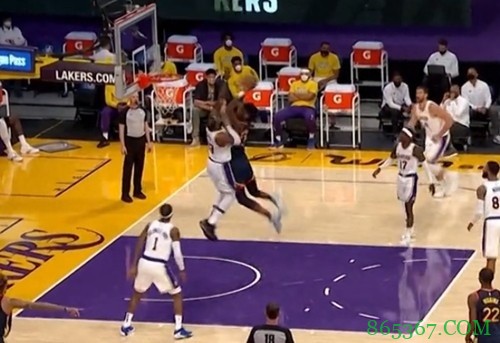 勇士VS湖人述评:十分难受!夹击库里给空位 这都能吃饺子?