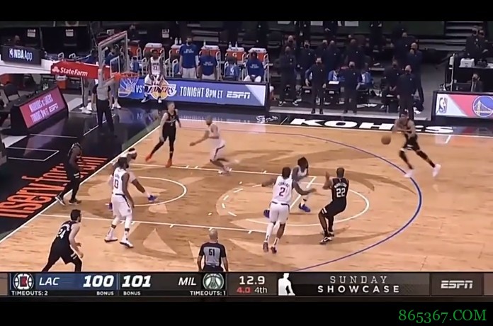 这天赋就离谱啊!字母哥制胜球三分线接球无运球直接起飞暴扣