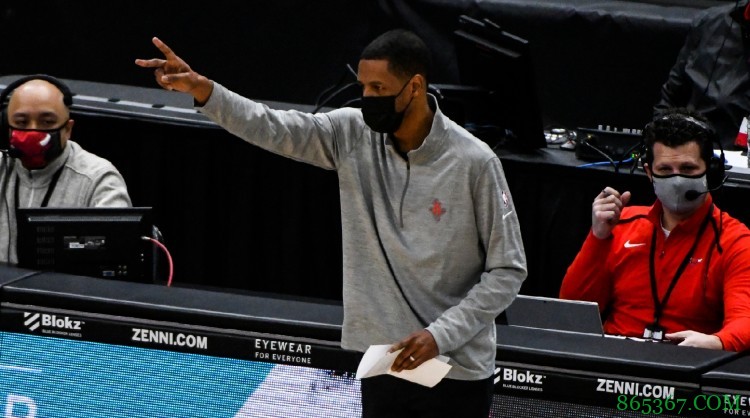 塞拉斯:目前球队弥漫着紧迫感 希望能够在紧迫和放松中找到平衡