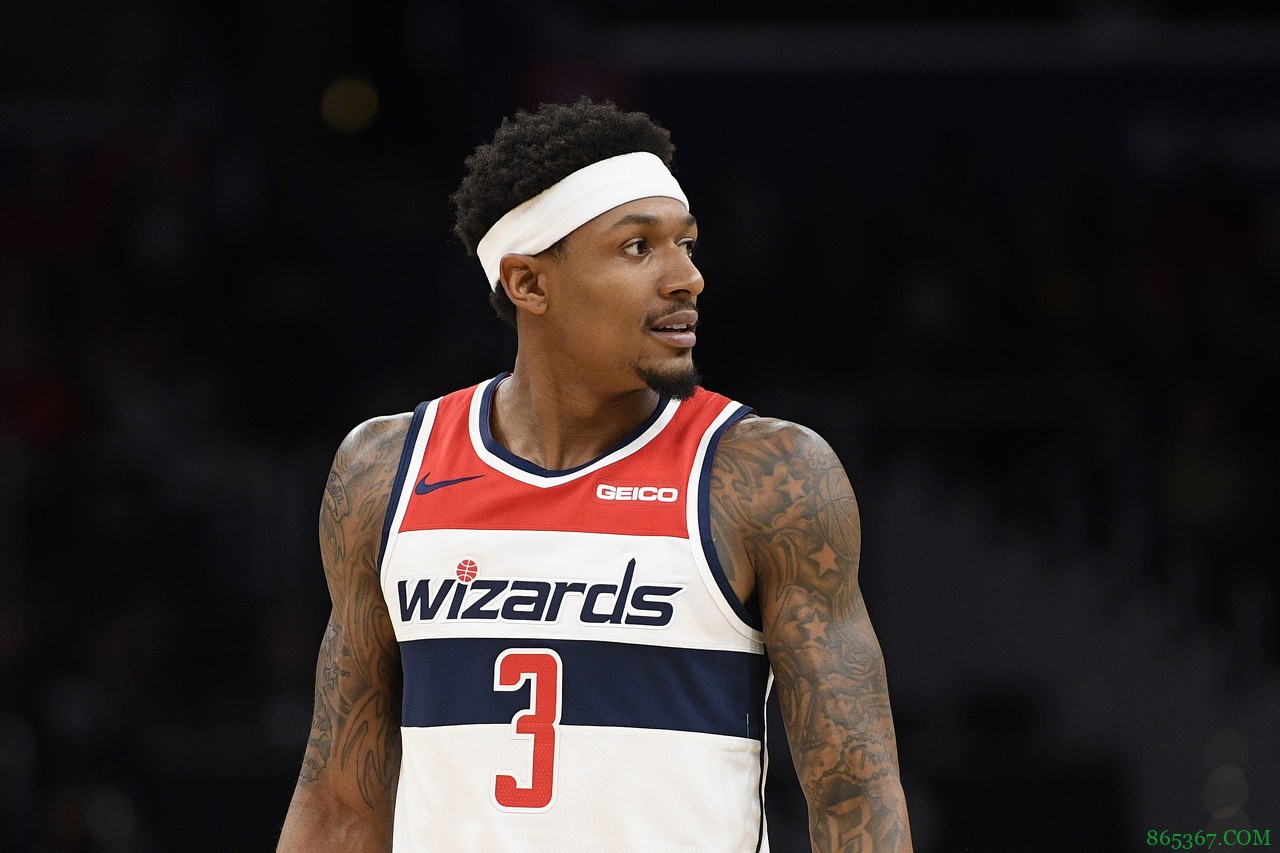 砍瓜切菜!比尔第三节8投6中砍下17分4助攻