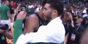 【大发扑克】英雄相惜！塔图姆与字母哥赛后相拥低语 后者来了个“摸头杀”