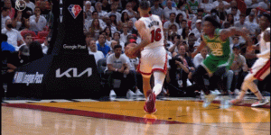 【大发扑克】?热火四人快攻 内史密斯以一敌三将扣篮手帽翻在地