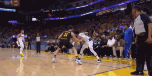 【大发扑克】被扛着前进！克莱半场4中0没有得分 2帽成亮点