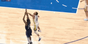 【大发扑克】?库里扑防三分之后 疑似被场边服务生绊倒