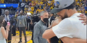 【大发扑克】捶你小胸胸！普尔与克莱赛后激情庆祝晋级总决赛