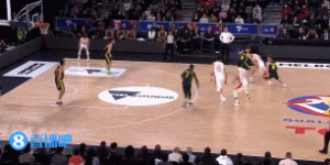 【大发体育】蝴蝶穿花！郭艾伦连续突破内线 命中高难度抛投