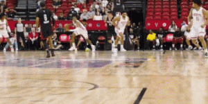 【大发体育】发挥不俗！贾巴里-史密斯上半场7中3独得11分 精准长传惊艳全场