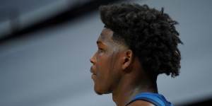 【大发扑克】爱德华兹单场至少25+5+5&5+三分 队史第二位新秀