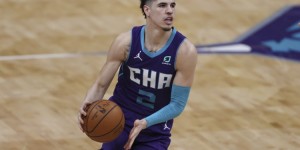 【大发扑克】三球成为NBA史上单场至少10助攻+5三分最年轻球员