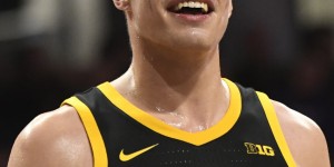 【大发扑克】爱荷华大学中锋加尔萨17分钟14投13中砍34分 创造多项纪录