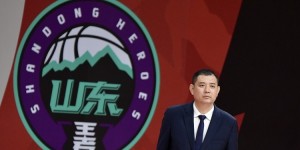 【大发扑克】鲁媒：山东主帅巩晓彬脚伤伤愈复出 今晚对阵北控复出