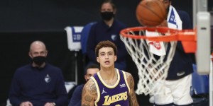 【大发扑克】詹姆斯：库兹马每一年都在成长 球队需要他命中投篮