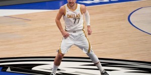 【大发扑克】三分9中8！东契奇三节轻松加随意轰下37+7打卡下班