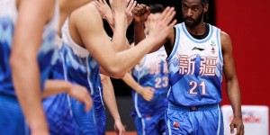 【大发扑克】克拉克首秀12分1板3助1断 全场6次失误仍需适应