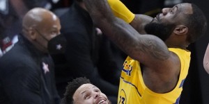 【大发扑克】?库里观看詹姆斯撒镁粉后语音：第一次这么近看 还有点小酷！