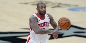 【大发扑克】Shams：火箭仍在和湖人热火雄鹿商谈塔克交易 篮网不再参与